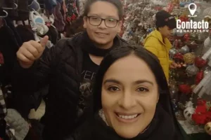 mamá e hijo latinos de compras navideñas en Canada