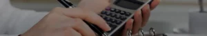 Manos de mujer sosteniendo yuna calculadora haciendo contabilidad