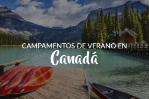 Cabaña de campamento de verano junto al lago esmeralda en Canadá. 3 kayaks rojos y uno listo para navegar. Al fonto pinos y montañas nevadas canadienses