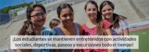 Adolescentes sonrientes jugando lacrosse en campamento de verano en Canada